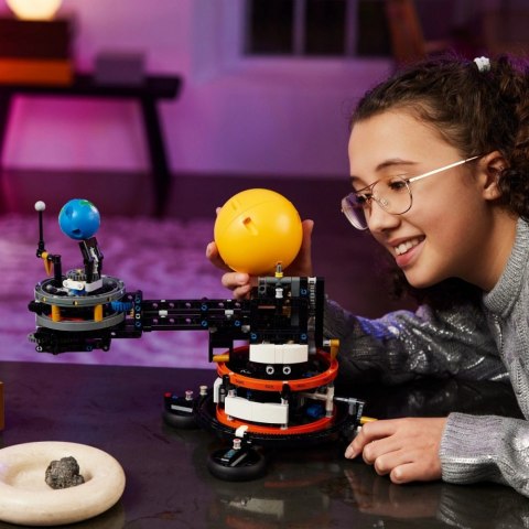 Klocki Technic 42179 Planeta Ziemia i Księżyc na orbicie LEGO Klocki Technic 42179 Planeta Ziemia i Księżyc na orbicie LEGO