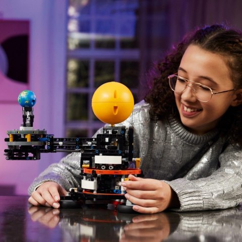 Klocki Technic 42179 Planeta Ziemia i Księżyc na orbicie LEGO Klocki Technic 42179 Planeta Ziemia i Księżyc na orbicie LEGO