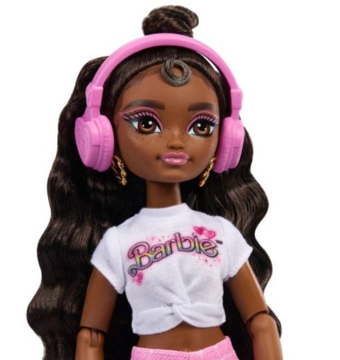 Lalka Barbie Dream Besties Brooklyn na wrotkach Mattel Lalka Barbie Dream Besties Brooklyn na wrotkach Mattel