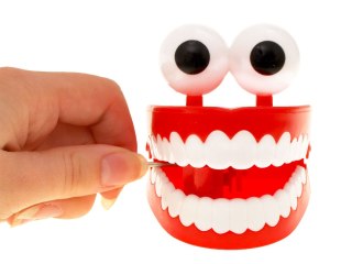 JOKOMISIADA Nakręcana Klekocząca SZCZĘKA chodzące zęby duże oczy Wesoła zabawka ZA1162