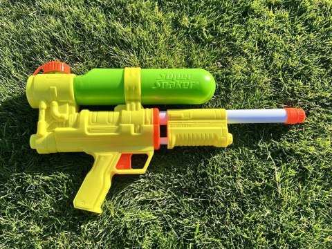 Hasbro Super poręczny pistolet na wodę dla dzieci żółty Nerf Soa XP50 ZA5185