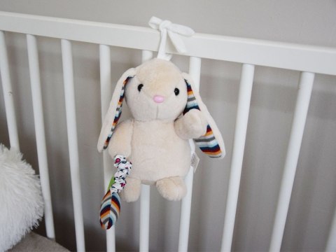 JOKOMISIADA Pluszowy króliczek pozytywka przytulanka maskotka kołysanka ZA5585