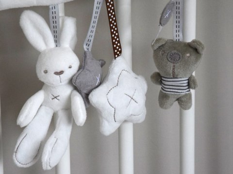 JOKOMISIADA Urocza miękka zawieszka do wózka łóżeczka grzechotka melodyjka ZA5714