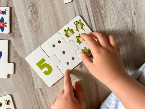 Kapitan Nauka Kapitan Nauka Puzzle sensoryczne Cyferki - dotykam, układam i uczę się ZA6085