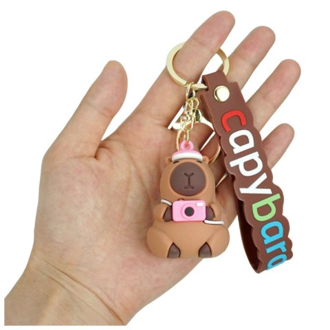 LEAN TOYS Brelok Figurka Kapibara Z Aparatem i Czapką Zawieszka Karabińczyk Kółko
