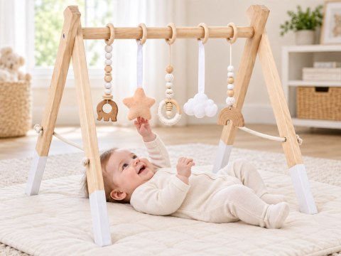 JOKOMISIADA Drewniany Stojak Edukacyjny Baby Gym z 5 zawieszkami dla niemowląt ZA6490
